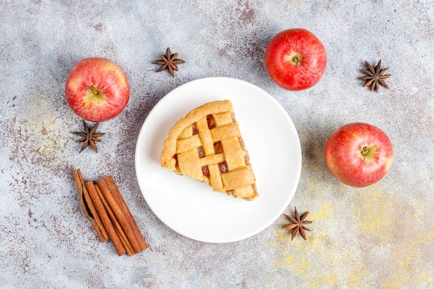 Домашний яблочный мини-пирог с корицей
