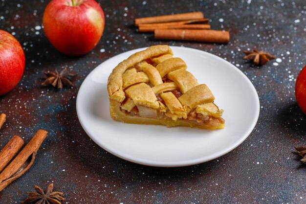 Домашний яблочный мини-пирог с корицей.