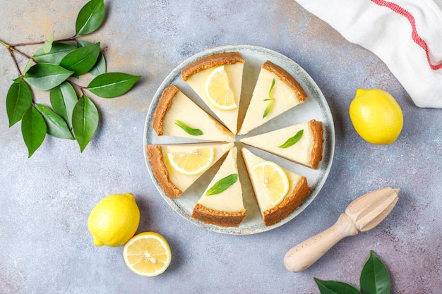 레몬과 민트, 건강 한 유기농 디저트, 평면도와 홈 메이드 뉴욕 치즈 케이크