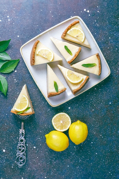 Домашний нью-йоркский чизкейк с лимоном и мятой, полезный органический десерт, вид сверху