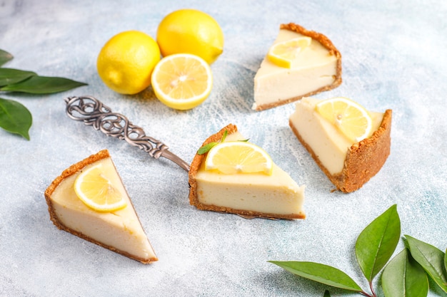 レモンとミントの自家製ニューヨークチーズケーキ、健康的な有機デザート、トップビュー
