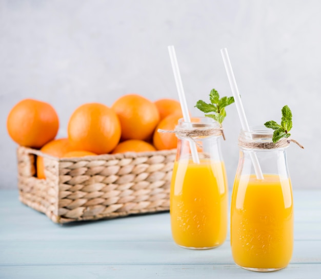 Домашний апельсиновый сок готов к употреблению