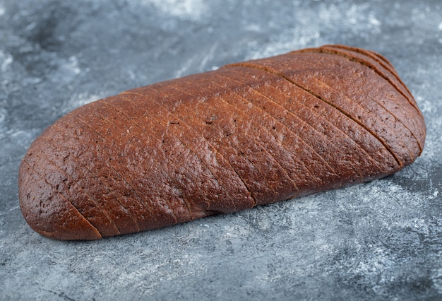 Free photo homemade organic pumpernickel rye bread cut into slices. high quality photo