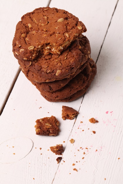 Free photo homemade outmeal brown cookies on a table