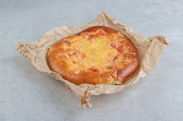 Foto gratuita pasta fatta in casa con formaggio su foglio di carta.