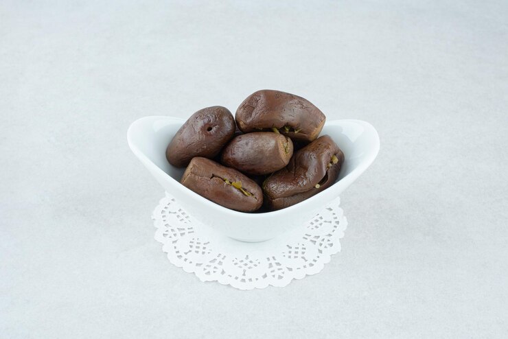 無料Photo 白いボウルに自家製の茄子のピクルス。