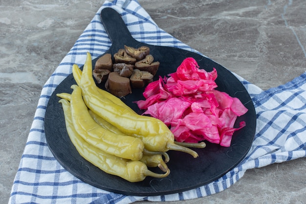 Verdure sottaceto fatte in casa su tagliere di legno