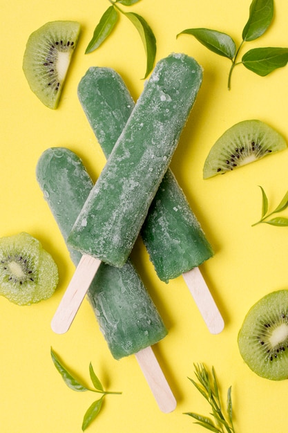 Free photo homemade popsicle ice cream with kiwi flavour