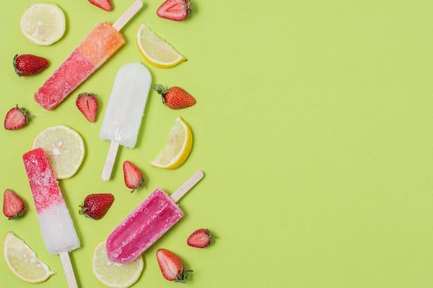 無料写真 homemade popsicle ice cream with lemon and strawberry flavours