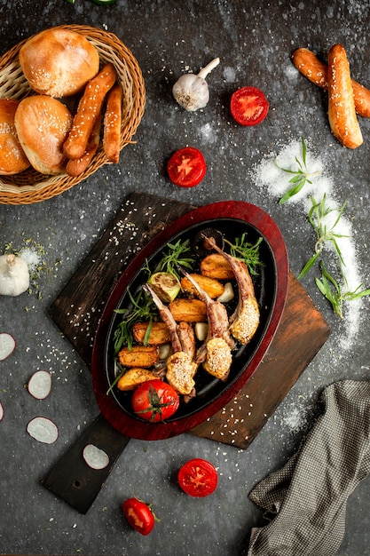 Costine di patate e carne fatte in casa in vasi di terracotta