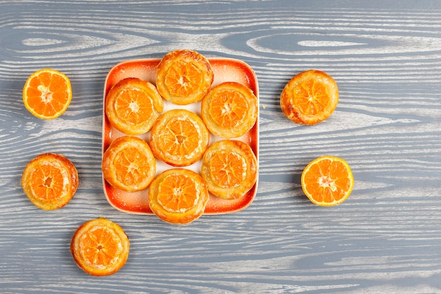 Foto gratuita pasta sfoglia fatta in casa con fettine di mandarino.