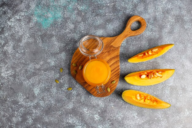 Purea di zucca fatta in casa con fettine di zucca fresca.