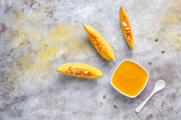 Purea di zucca fatta in casa con fettine di zucca fresca.