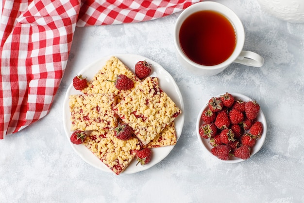 Free photo homemade raspberry crumble bar on plate on light