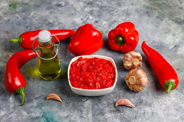 Foto gratuita salsa di peperoni rossi fatta in casa.