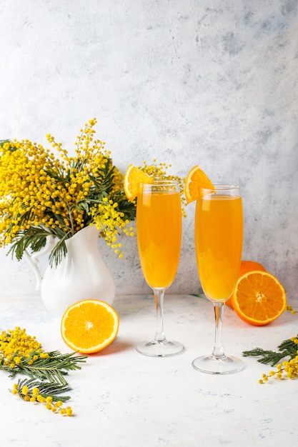 Foto gratuita mimosa arancione rinfrescante cocktail fatti in casa con champaigne