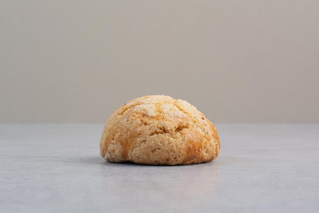 灰色の背景に自家製の丸いクッキー。高品質の写真