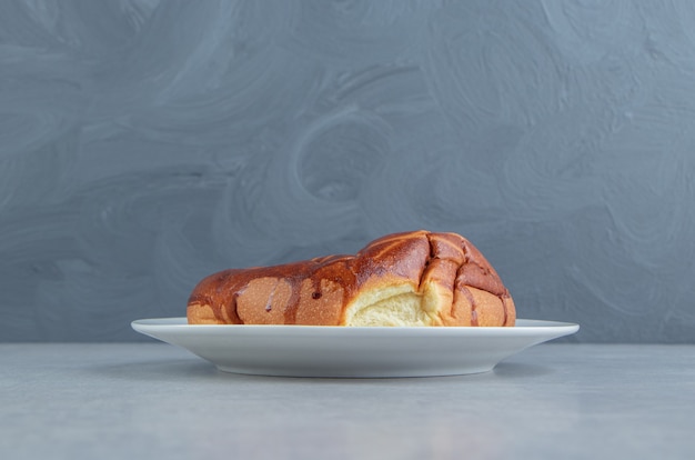 Pasticceria rotonda casalinga sul piatto bianco.