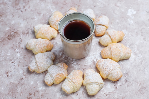 Rugelach fatto in casa con ripieno di marmellata, vista dall'alto