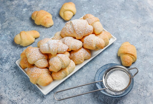 잼 충전으로 만든 rugelach