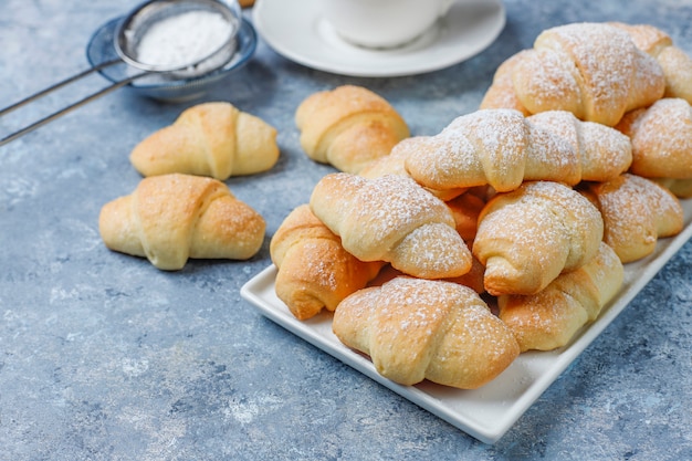 잼 충전으로 만든 rugelach