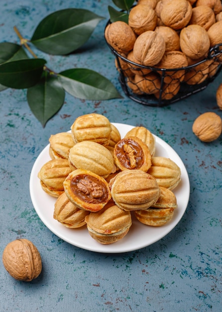 Бесплатное фото Домашнее русское печенье с вареной сгущенкой и грецкими орехами.