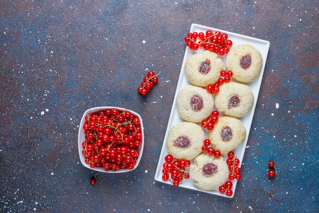 Biscotti di riempimento dell'ostruzione rustica casalinga del ribes con la noce di cocco