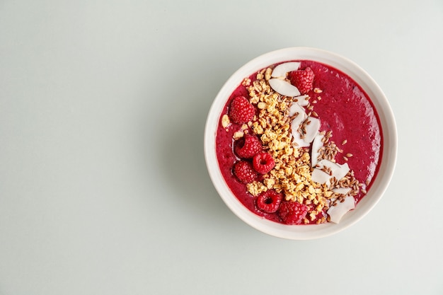 Free photo homemade smoothie bowl made with berries