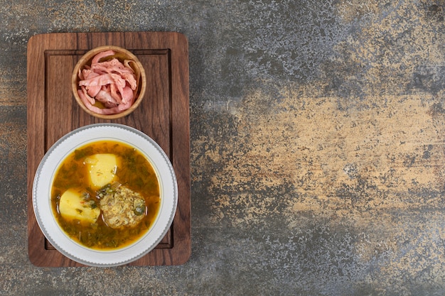 Foto gratuita zuppa fatta in casa con polpette di carne su tavola di legno.