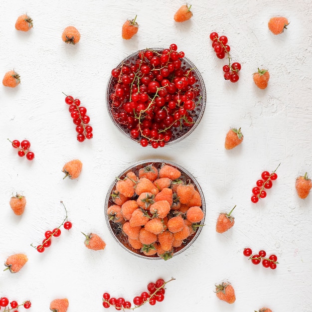 Бесплатное фото Домашний летний ягодный пирог с дегтем, разные ягоды, золотая малина, ежевика, красная смородина, малина и черная смородина, вид сверху