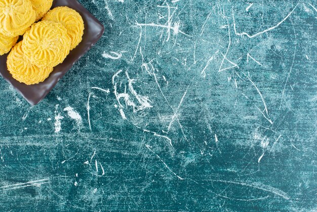 Dolci fatti in casa sul piatto scuro.