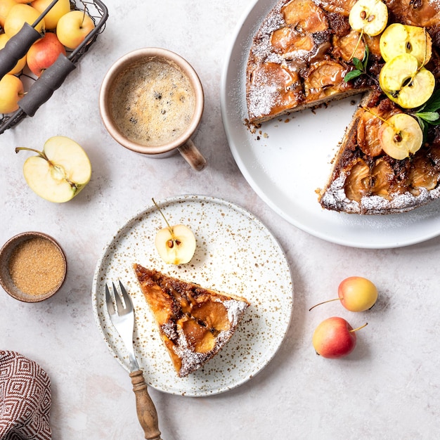 ベージュ色の背景にリンゴとナッツの自家製タルト タタン パイ フランスのアップルパイの選択と集中
