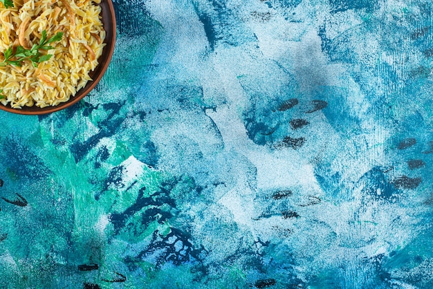 파란색 그릇에 만든 맛있는 국수.