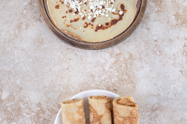 Foto gratuita crepes fresche sottili fatte in casa per colazione o dessert