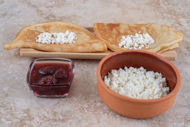 Crepes fresche sottili fatte in casa con marmellata di fragole