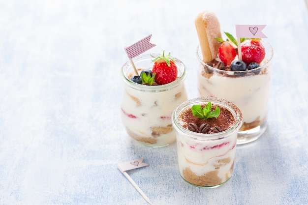 Free photo homemade tiramisu with fruit