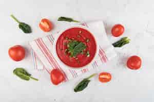 Бесплатное фото Домашний томатный крем-суп и милая композиция