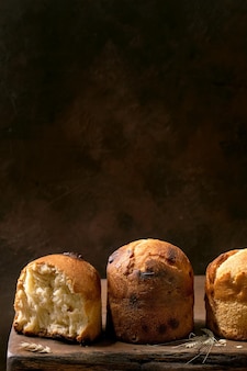 自家製​の​伝統的​な​イタリア​の​ブリオッシュ​小麦​パン​全体​と​半分