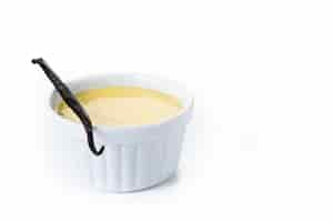 Foto gratuita crema pasticcera alla vaniglia fatta in casa isolata su sfondo bianco
