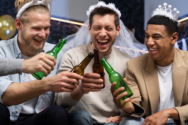 Homens felizes na festa de solteiro