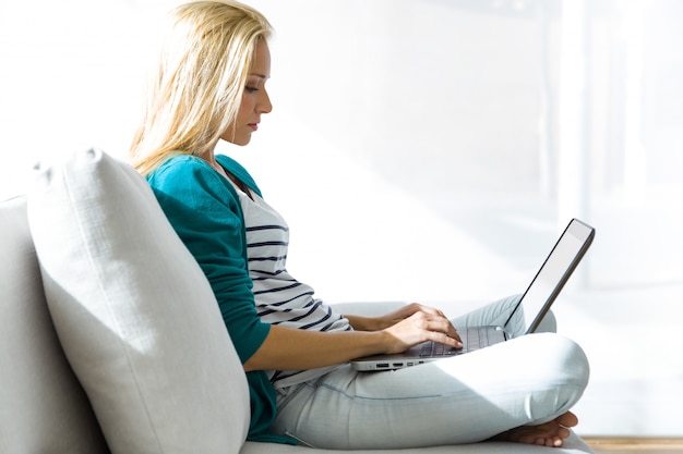 Foto gratuita compiti a casa computer di donna femminile rilassarsi