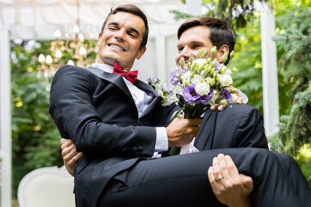 Гомосексуальная пара празднует собственную свадьбу - пара лгбт на свадебной церемонии, концепции инклюзивности, лгбт-сообщества и социальной справедливости Premium Фотографии