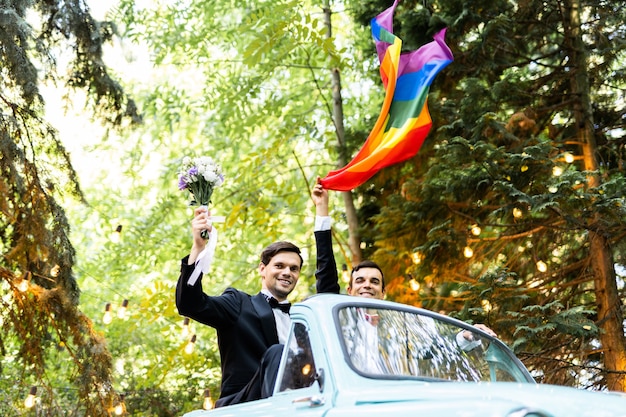 Гомосексуальная пара празднует свою свадьбу пара lbgt на свадебной церемонии концепции о вкл. Premium Фотографии