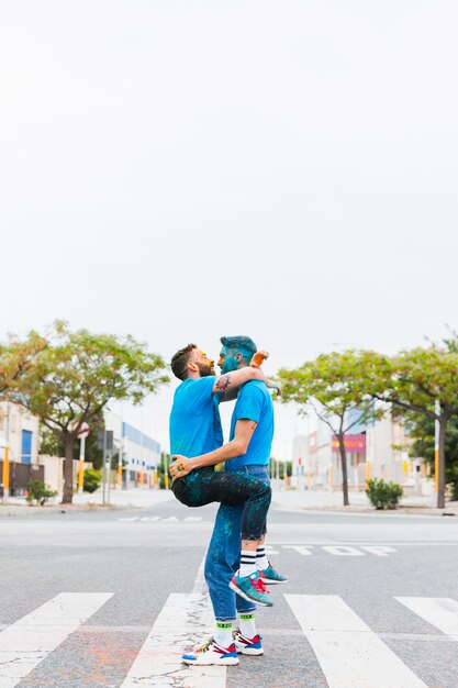 동성애 커플 Holi 축제에 포옹