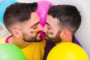 Foto gratuita coppia omosessuale sorridente e incollaggio