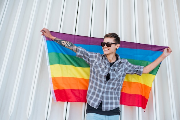 Omosessuale che mantiene la bandiera lgbt