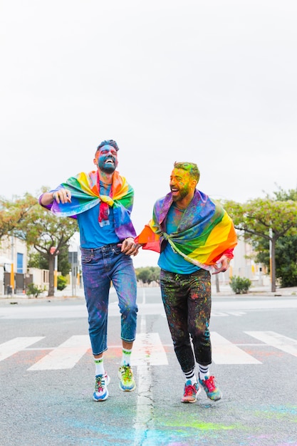 Гомосексуальные мужчины в разноцветной пудре развлекаются на дороге