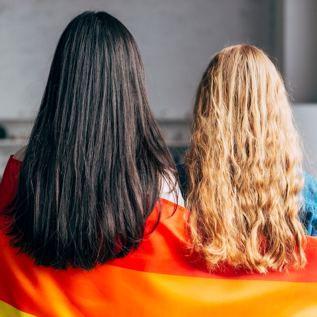 無料写真 同性愛者の女性が虹色の旗でカバー