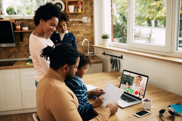 Tesoro, hai finito, inizia la lezione online per i bambini