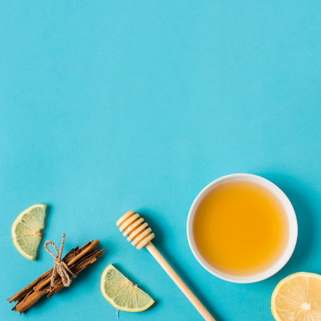 Foto gratuita ciotola di miele con limone